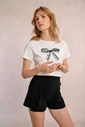 Chic Fitted Lacey Bow Graphic T-Shirt